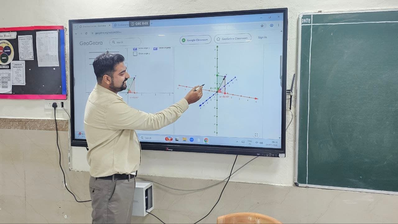 Explaining core mathematical concepts to students during a live class session